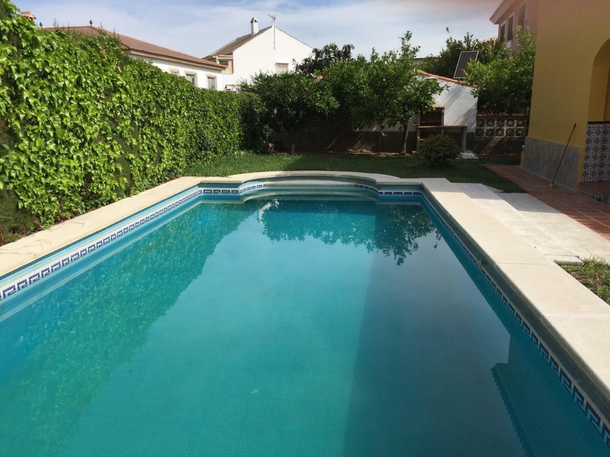 Con Barbacoa, Chimenea Y Piscina En Alhaurin de la Torre