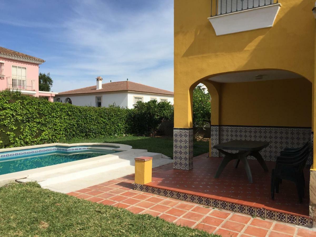 Con Barbacoa, Chimenea Y Piscina En